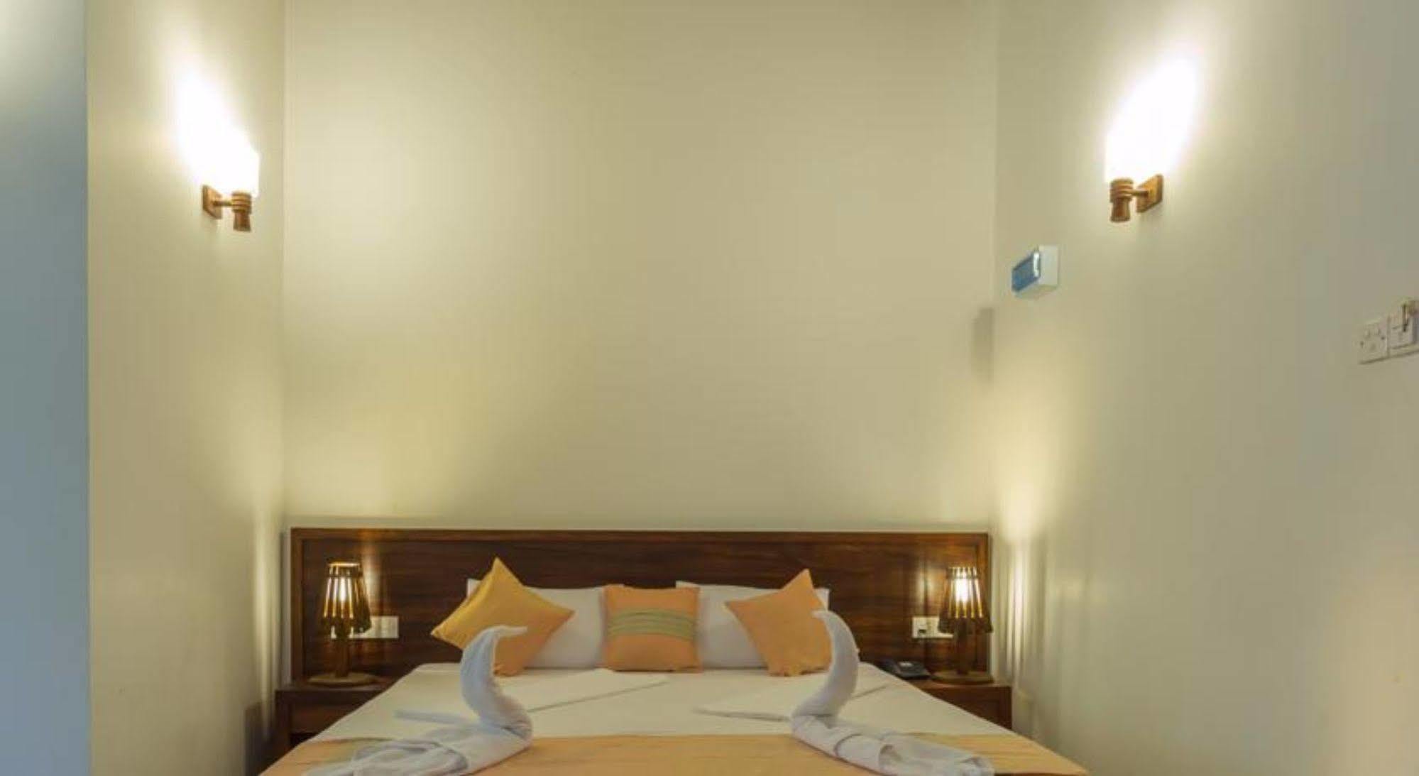 Hotel Chenra カタラガマ エクステリア 写真